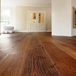 Dunkler Holzboden mit Faserung