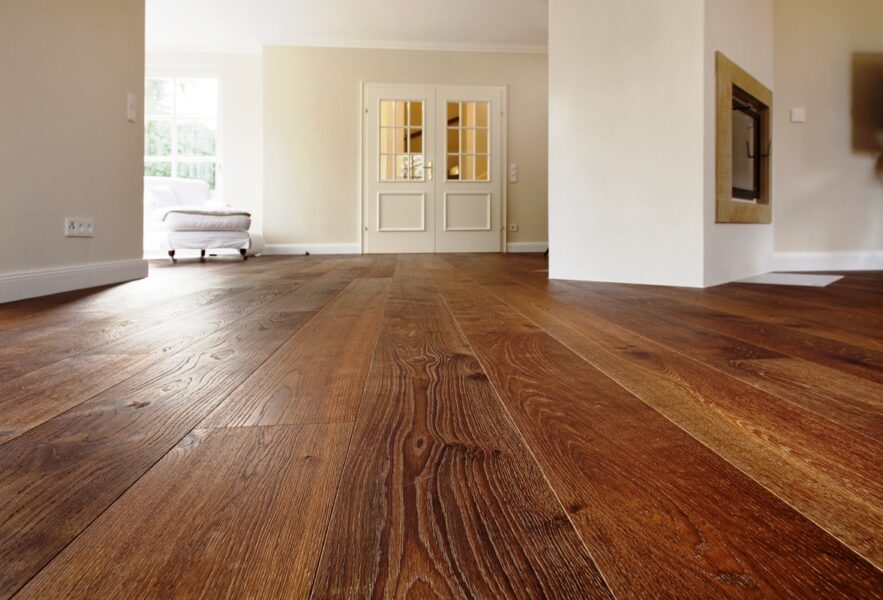 Dunkler Holzboden mit Faserung