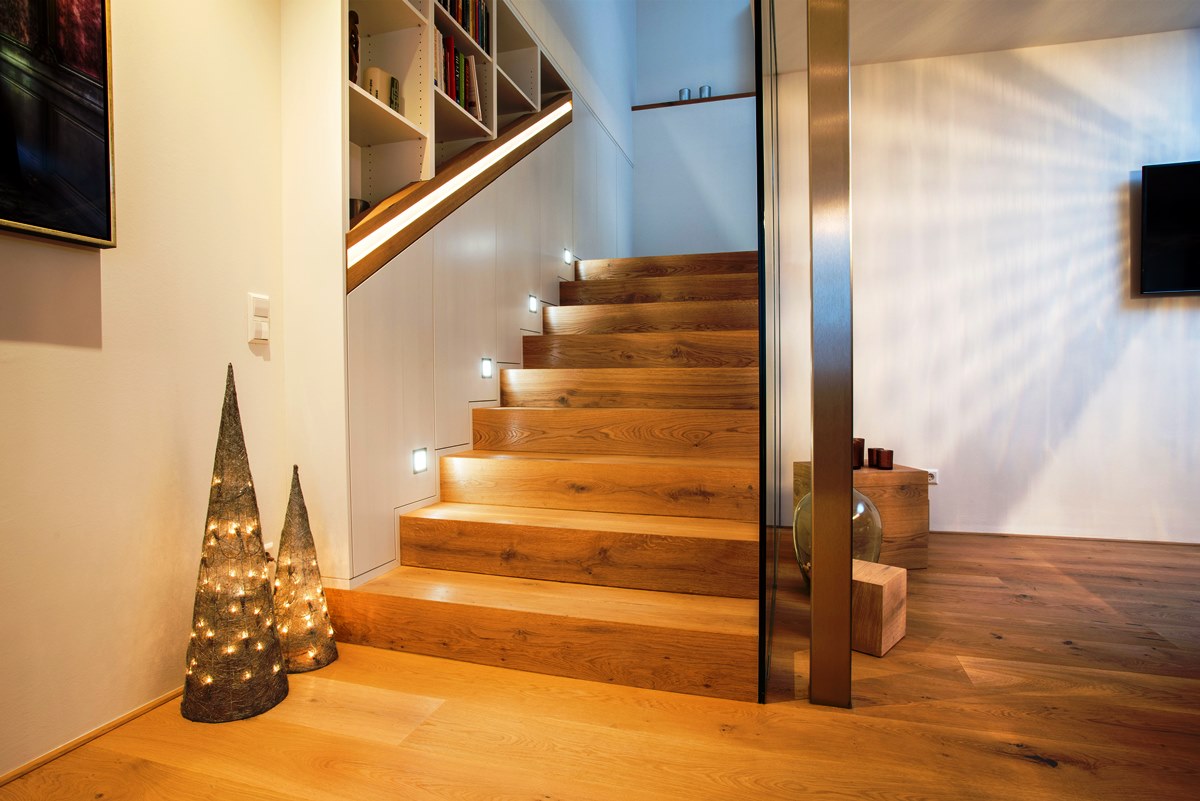 Holzstiege mit Beleuchtung