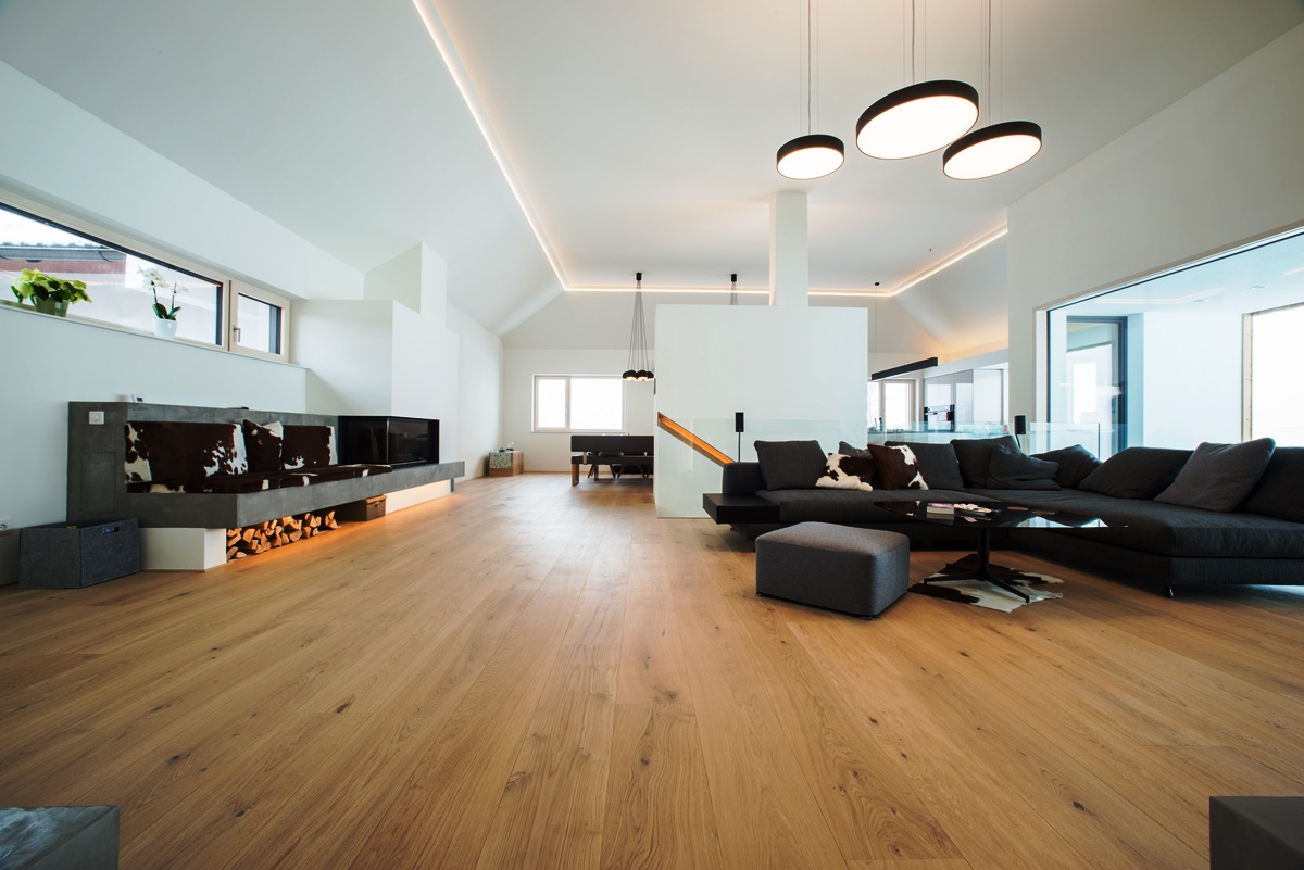 Wohnbereich mit Naturholzboden