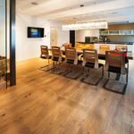 offener Wohn-Essbereich mit hochwertigem Holzboden